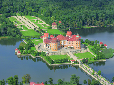 Widok z lotu ptaka na Pałac i Park Moritzburg