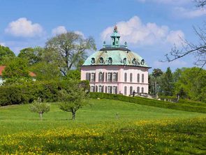 Bažantí zámeček Moritzburg - za návrším se nachází kavárna pro návštěvníky Bažantí zámeček Moritzburg - za návrším se nachází kavárna pro návštěvníky