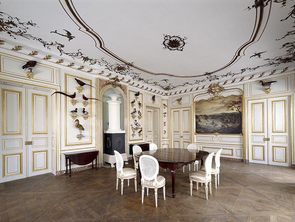 Erhalten Sie bei einer Führung Einblicke in das höfische Leben. Hier zusehen: Der Speisesaal