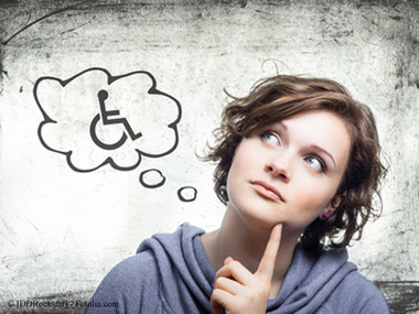 Eine junge Frau blickt Gedankenversunken neben ihr befindet sich ein Symbol für Rollstuhlfahrer