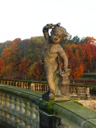Balustrádu terasy zdobí řada pískovcových soch. Odrážejí charakter Moritzburgu jako loveckého zámku a letohrádku.